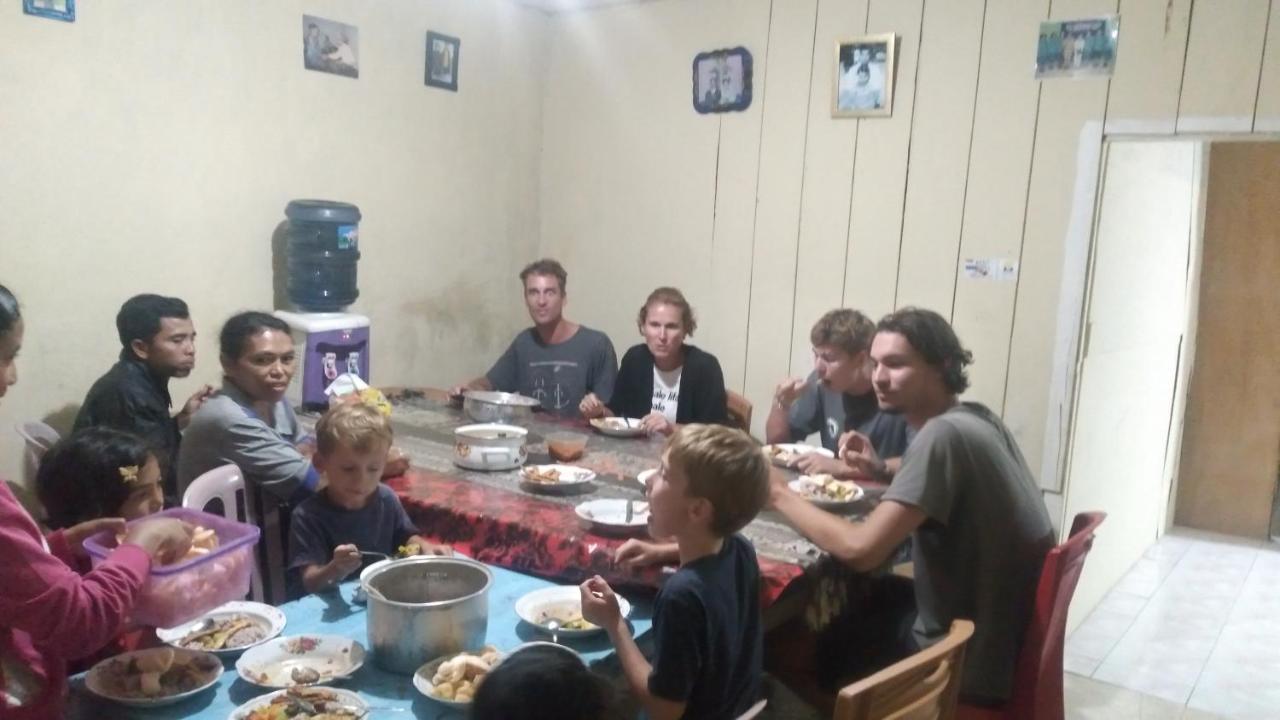 Karleta Homestay Рутенг Экстерьер фото