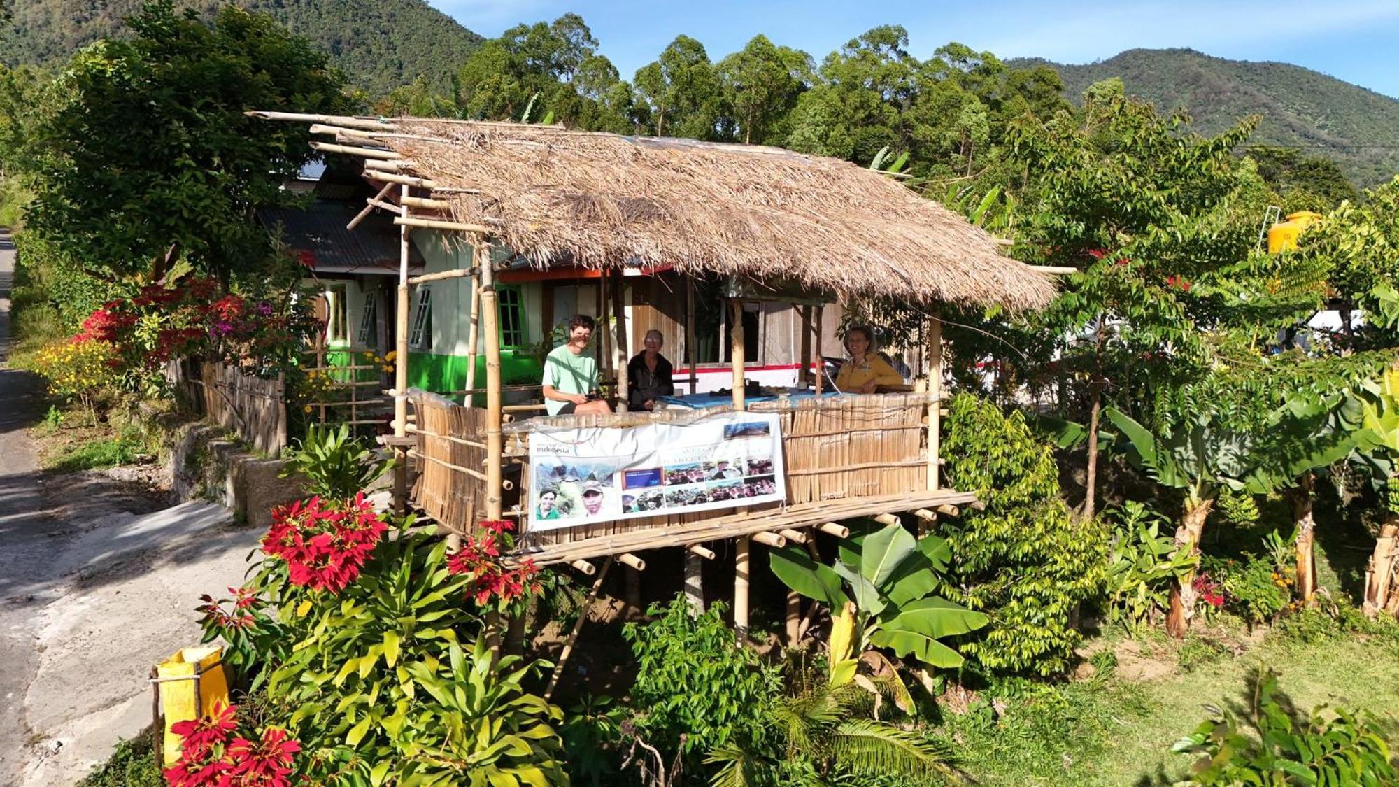 Karleta Homestay Рутенг Номер фото